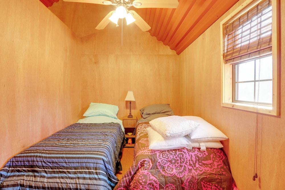3 Mi to Greers Ferry Lake: Peaceful Cabin w/ Deck!