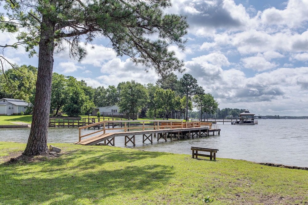 Lake Wateree Retreat: Dock & Screened Porch!