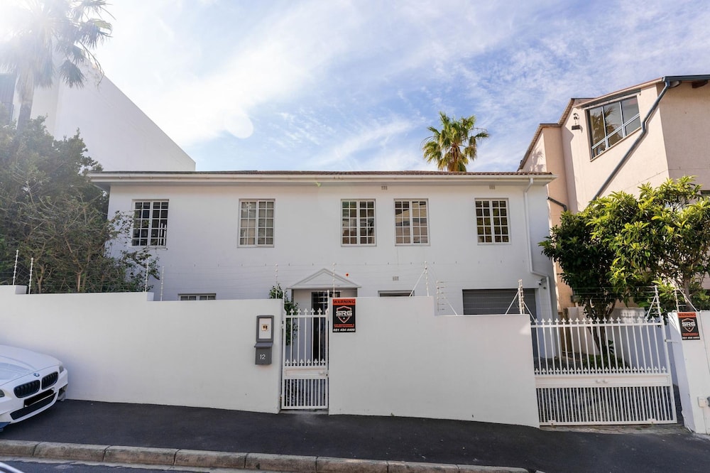 Cape Azure Oasis - Sea Point Retreat With hot tub