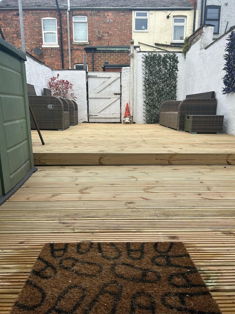 By the Sea, Sleeps 4-6, Private Patio, Nearbeach, Seasideretreat, Train to Liverpool or Chester is a hop Skip and a Jump Away