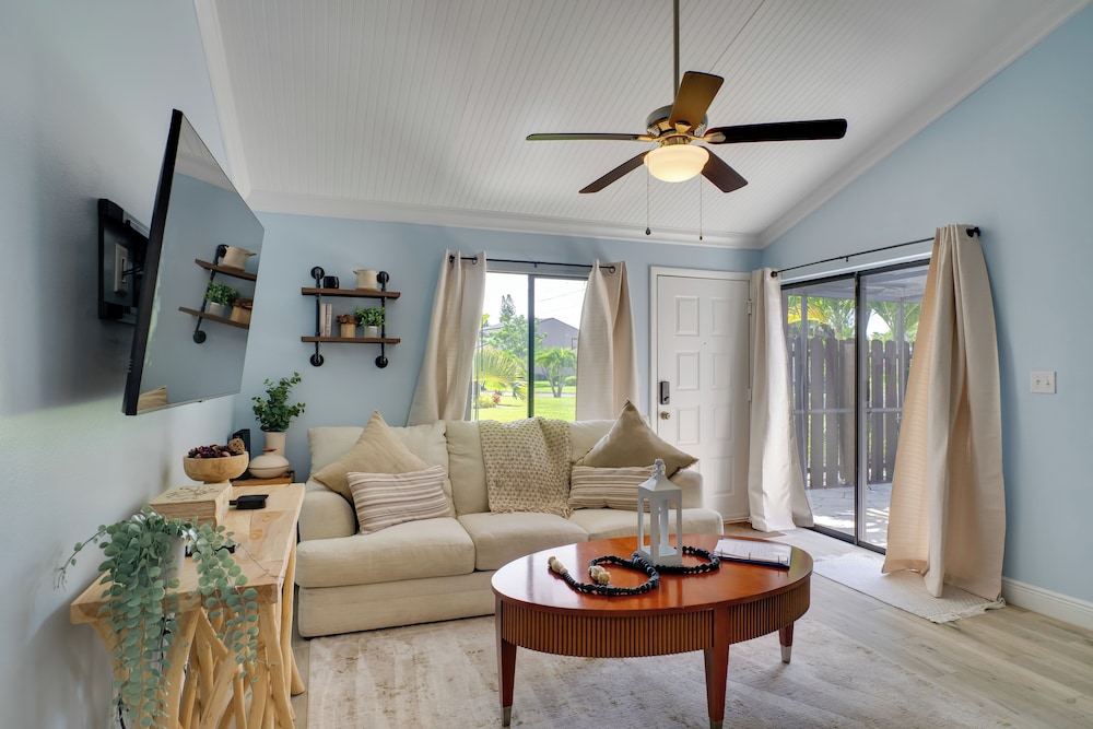 7 Mi to River District & Beach: Fort Myers Retreat