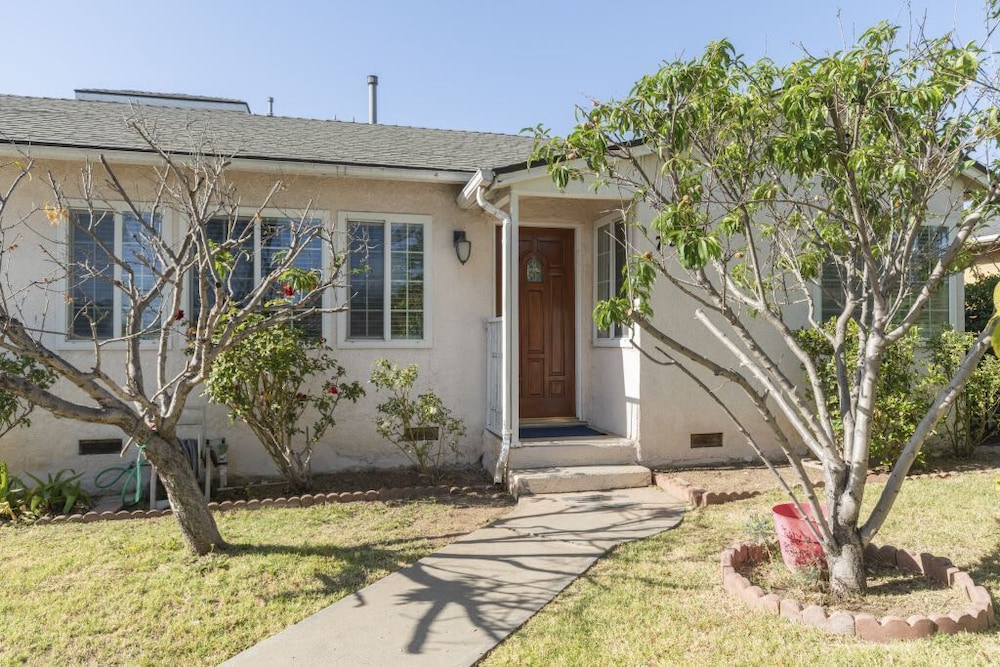 Charming Spacious Home - Modern Comforts, Prime Location