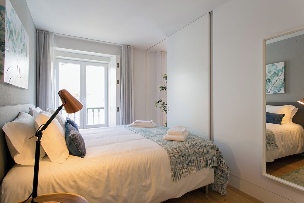 JOIVY Sunny 1-bed flat w/terrace&sea view in Baixa, 3mins to Arco da Rua Augusta view 3