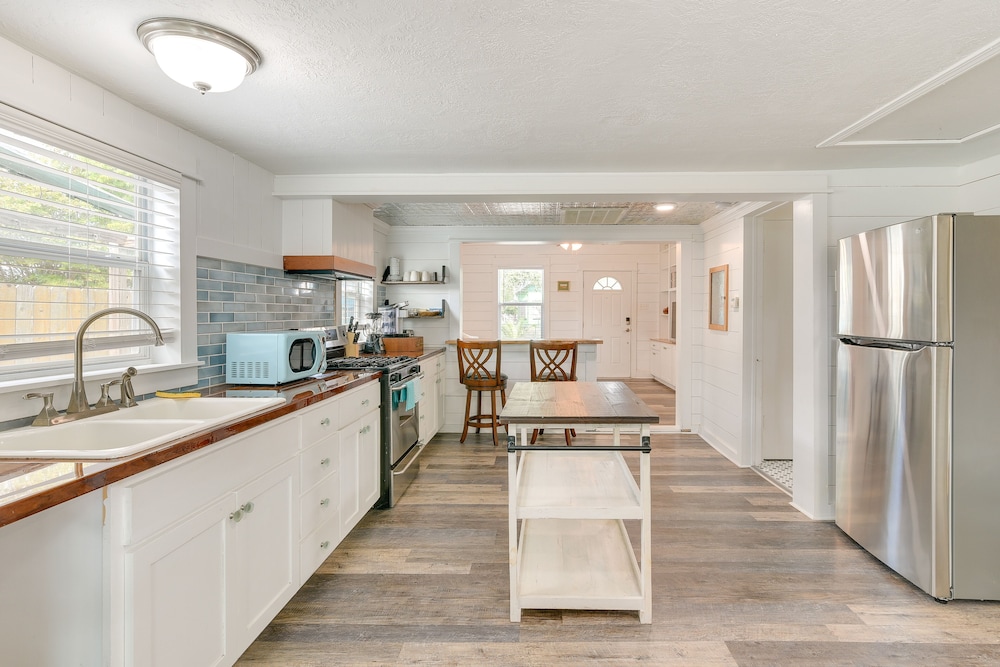 Galveston Vacation Rental: Deck & Central Location
