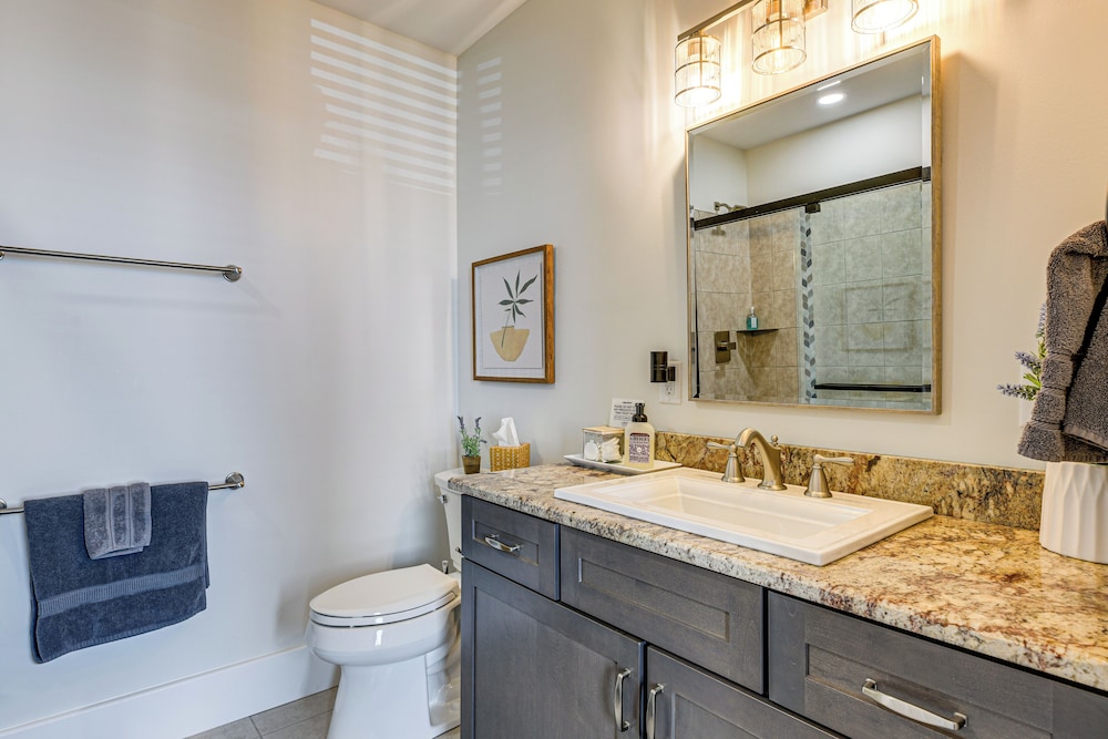 Luxurious 'litfin Loft' - Walk to Main St Akron