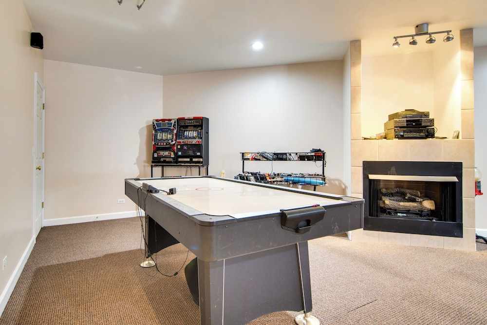 Hot Tub & Sauna: Hoffman Estates Villa in Elgin!