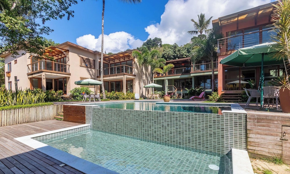 Fully Equipped Apartments in an Oceanfront Condo With Leisure Area and Pool Vvas