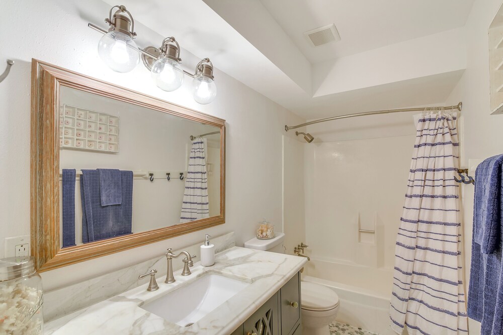 1 Block to Beach: Family Retreat in Galveston!