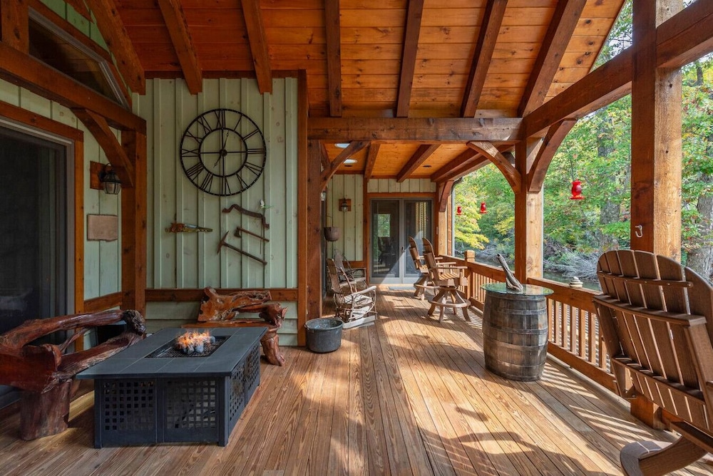 Luxe Riverfront Escape Mtn Views Pickleball Ct