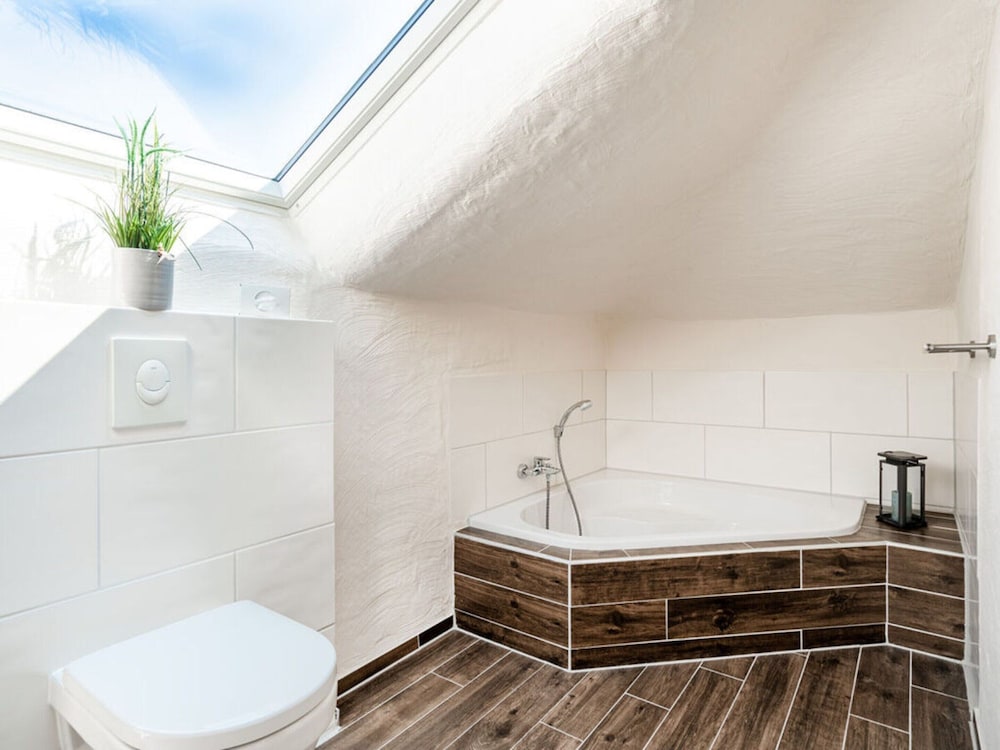 No. 7 Lake View Modern Retreat