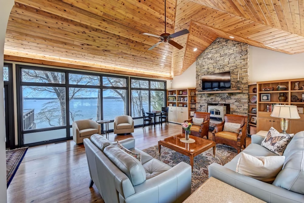 Landover Lodge by Avantstay Waterfront Dock