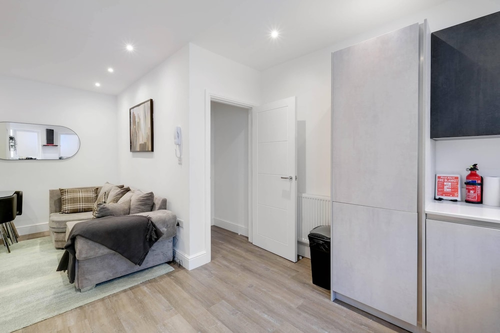 West Hendon Apt with Parking 03