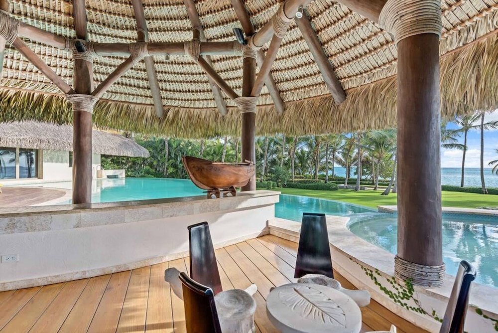 Dazzling Beachfront Villa With Swim-up Bar