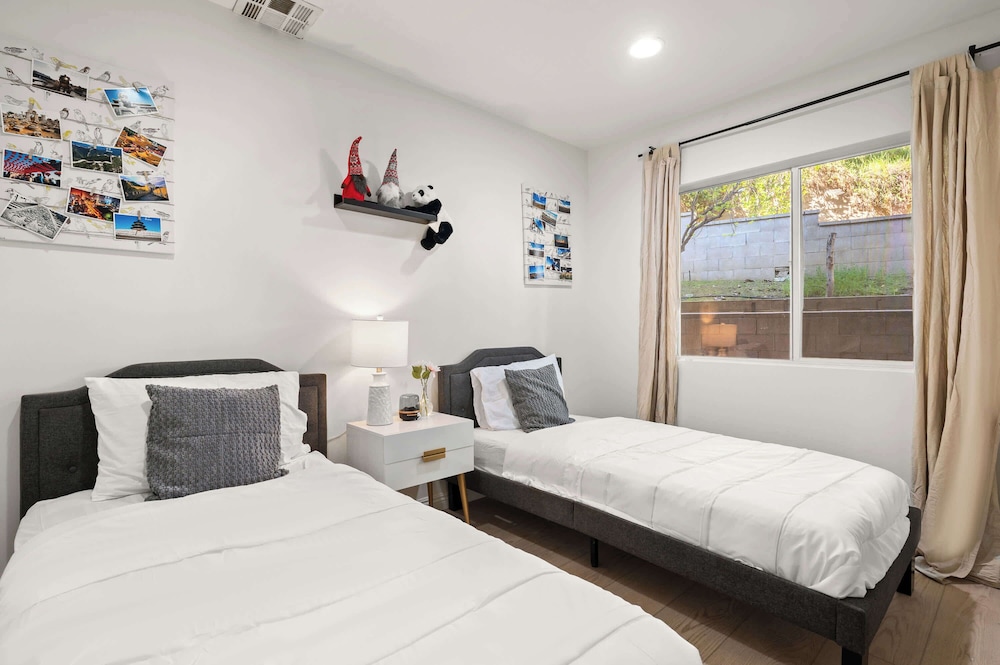 Modern 5BR Villa w AC Fast Wifi Near Crypto
