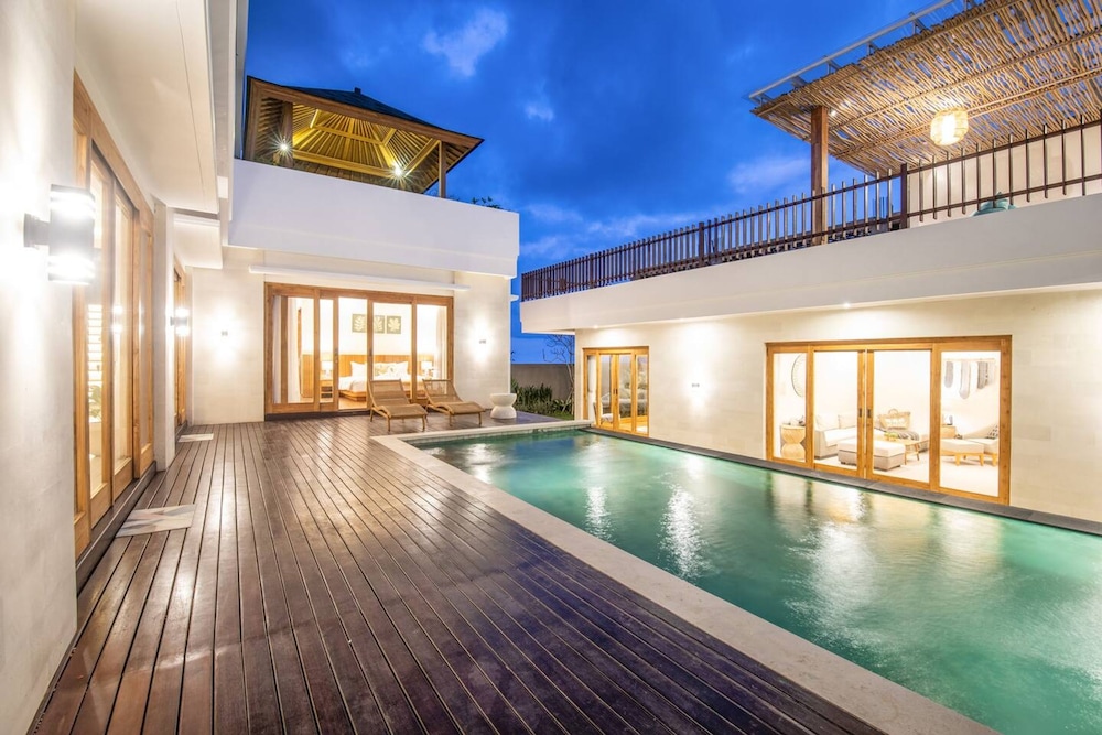 Breeze Opulent 6 BR in With Ocean View 5 Mins to Savaya