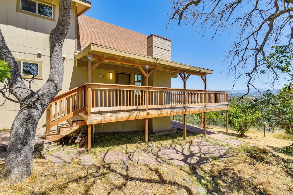 Deck + Views: Scenic Yosemite Lakes Retreat