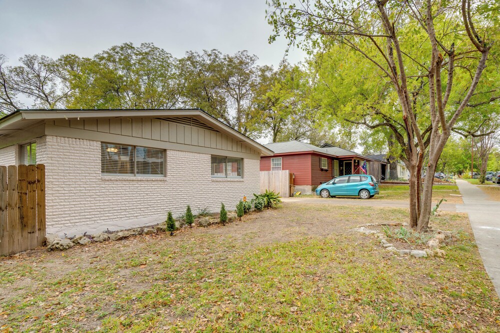Walk to UT Austin! Charming Duplex w/ Game Room