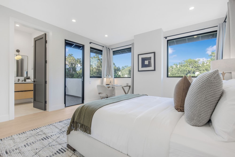 Belden Modern Villa - Iconic Hollywood Hills Retreat