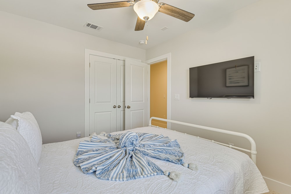1 Mi to Sand & Surf: Townhome w/ Pool in Pcb!