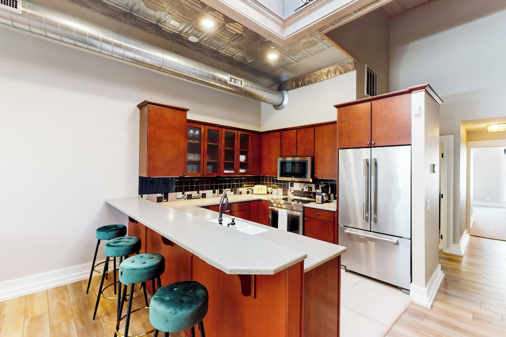 2BR Updated Dtwn Condo: Streaming, Patio, W & D