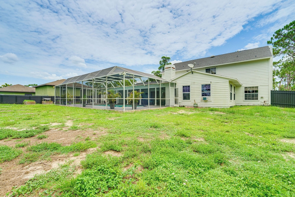 Private Pool & Yard: Family Retreat in Cape Coral