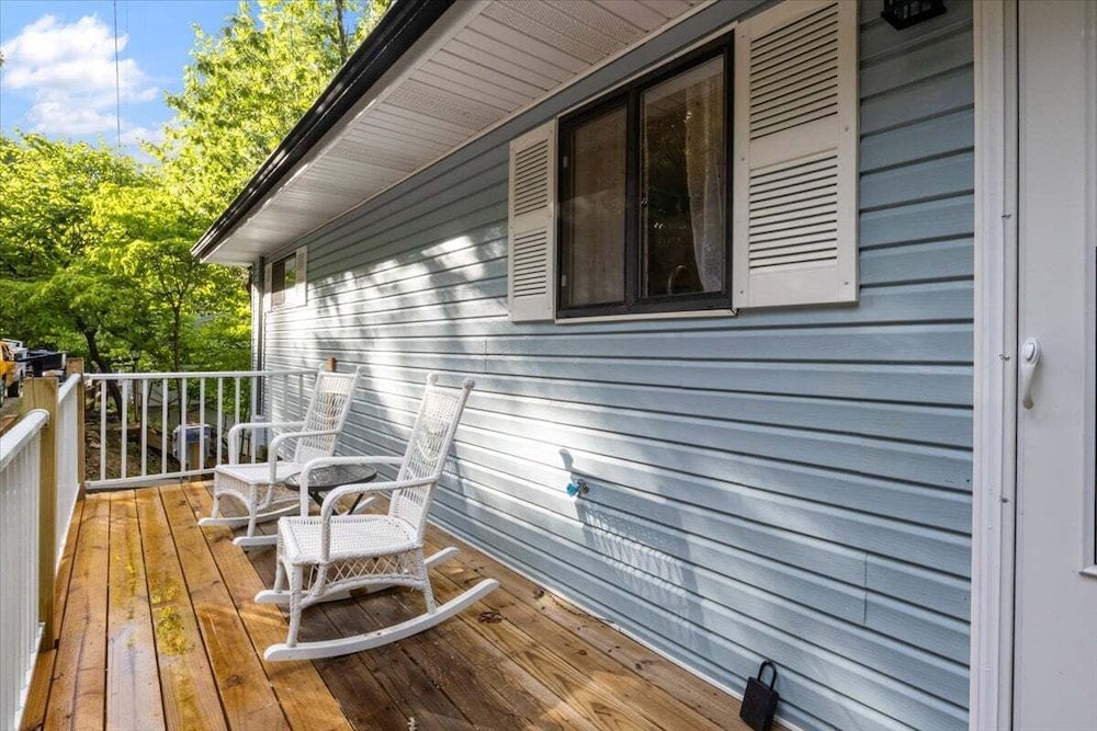 Lakefront Home, Private Dock + Kayaks,arcade Games, Pet Friendly