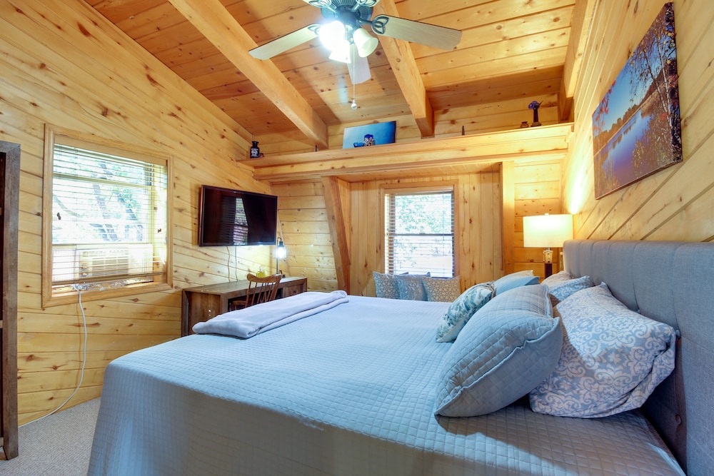 Hot Tub + Decks: Sherwood Forest Cabin