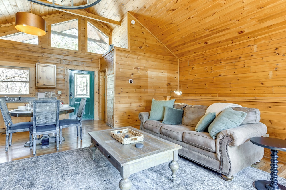 Smoky Mtn Escape w/ Hot Tub: 4 Mi to Gatlinburg!