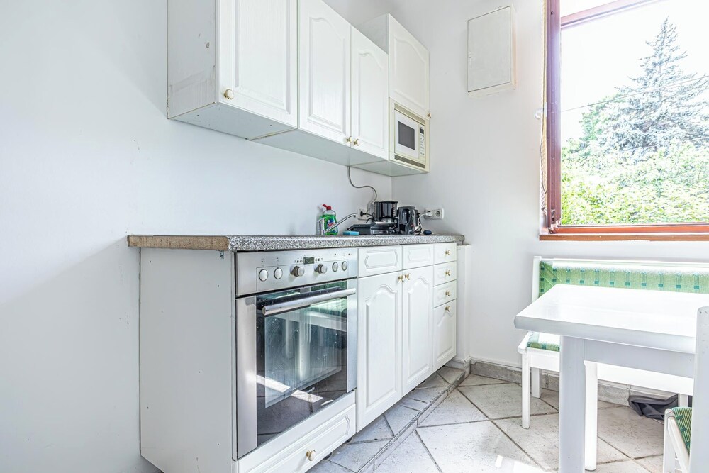 Cozy 3BR Apt with Garden Sleeps 10