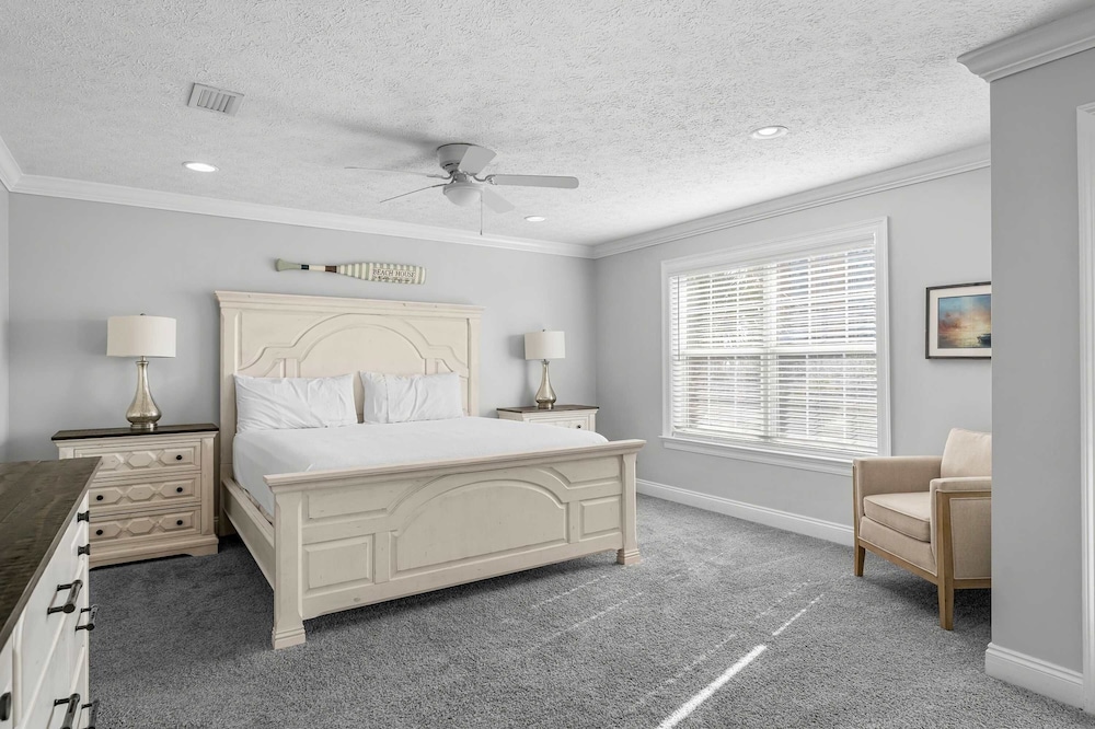 Palm Breeze Retreat Sleeps 10!
