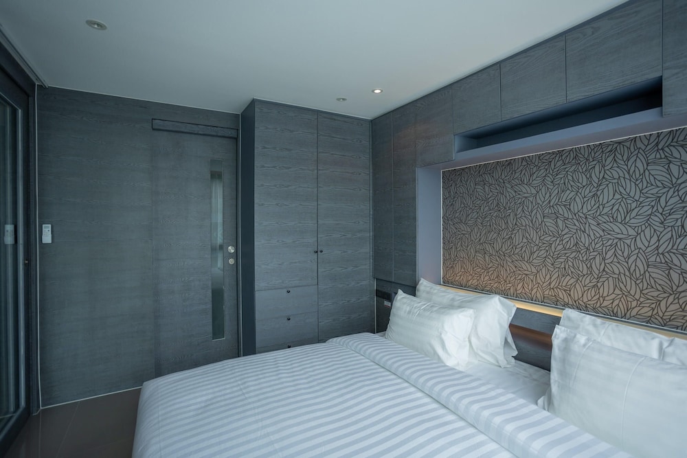 Condo Near Beach Rooftop Pool C252
