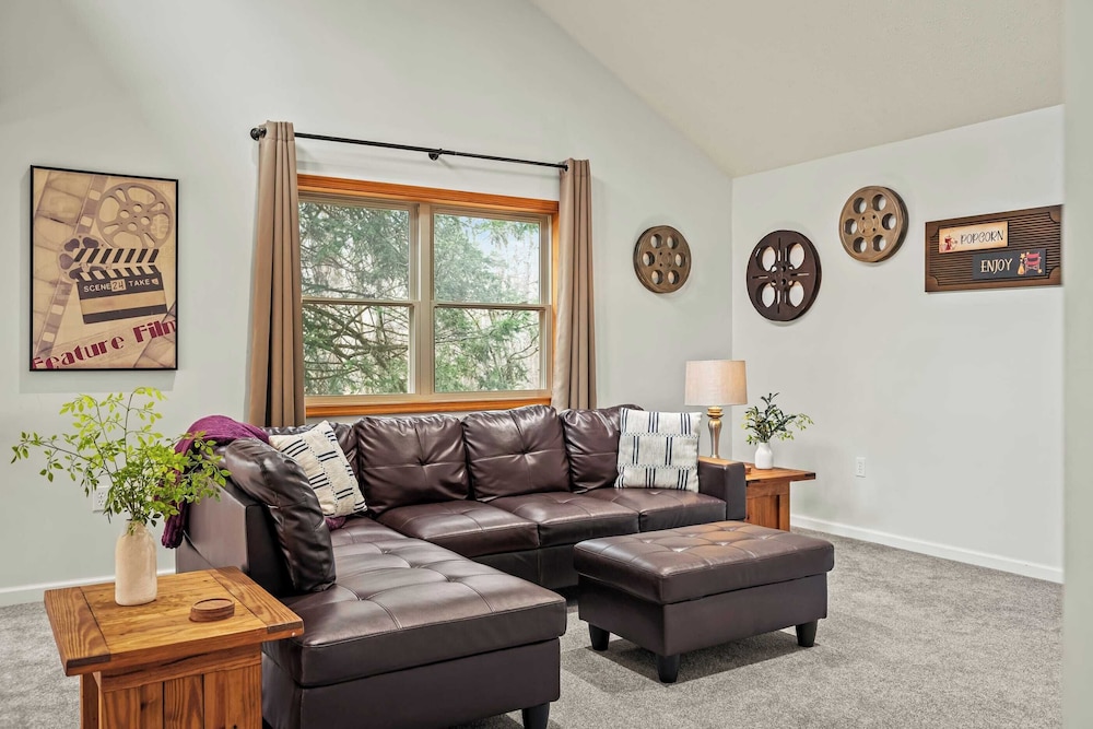 Rustic-chic Escape w/ Hot Tub, Fireplace & Nature Views Pine Woods Loft