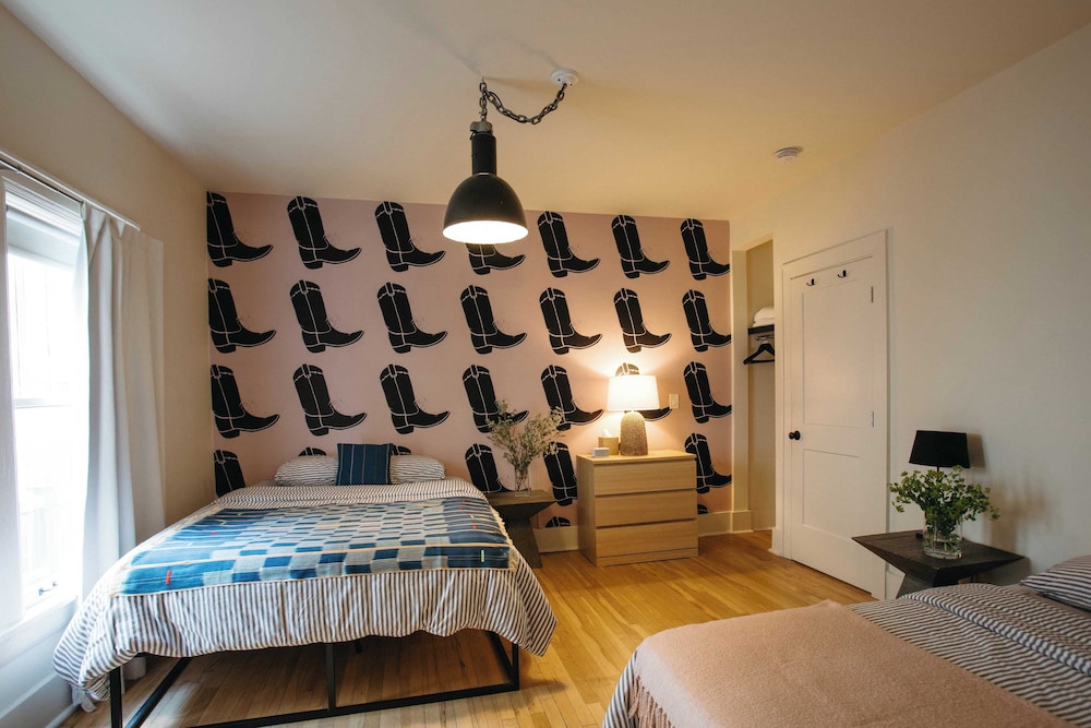 East Nashville Retreat w/ Fireplace, Backyard Firepit, Outdoor Dining & Minutes From Downtown Music, Food & Nightlife Chapel House by Avantstay