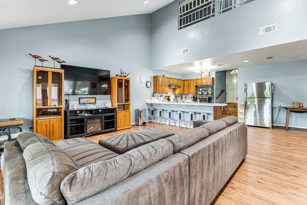 Steps to Marina: Coldspring Retreat w/ Lake View