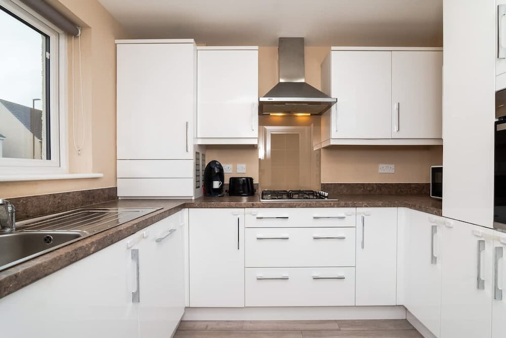 3 Bedroom House-private Parking