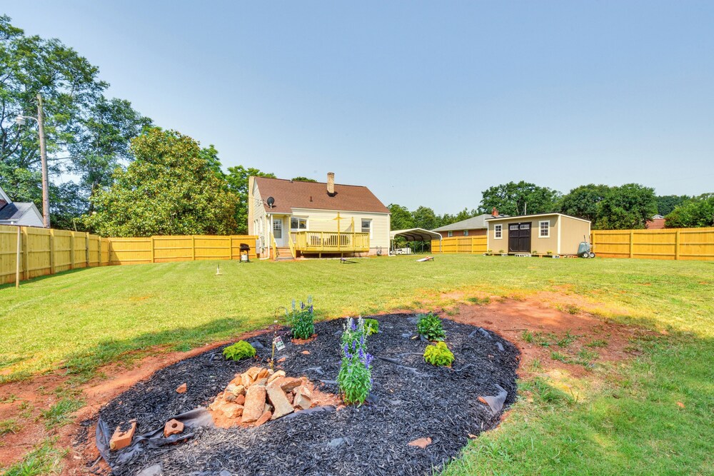 4 Mi to Clemson : Pet-friendly Seneca Cottage