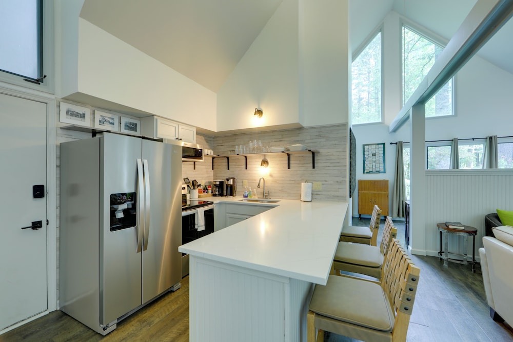 1/2 Mi to Skiing: Resort Getaway in Sapphire!