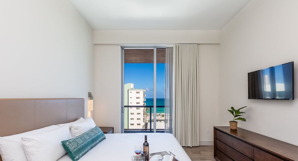 Costa Hollywood - Image 4