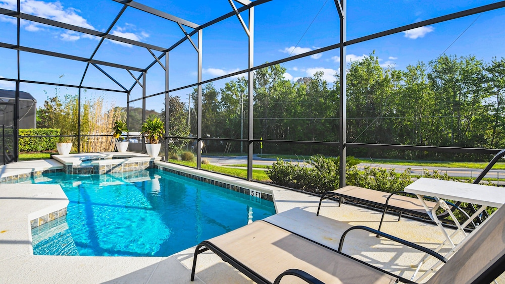 Spacious 12-bed Villa With Pool & Resort Amenities - Image 2