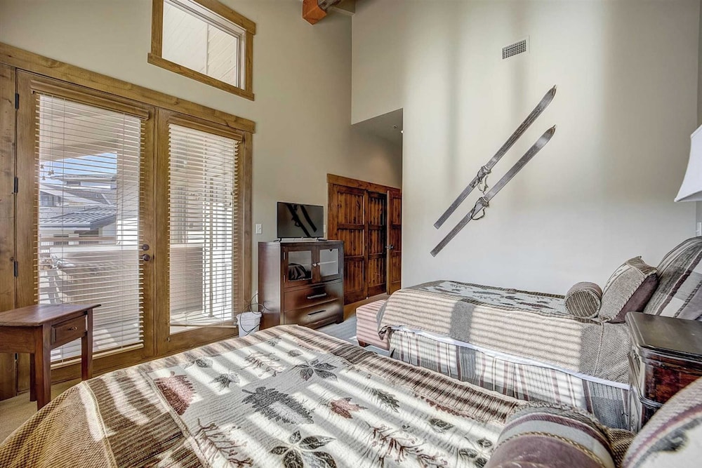7 Condos, Ski-in/ski-out + Hot Tubs Sleeps 30 Mont Cervin by Avantstay