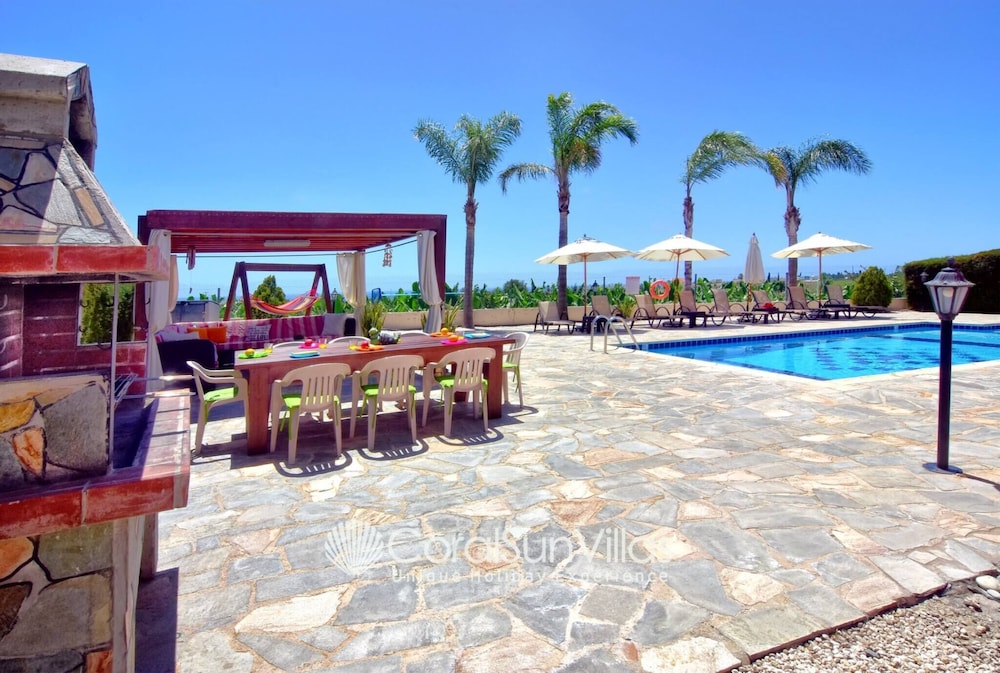 Family Villa Short Walk To Coral Bay Strip 5 Min and Pub, Shops etc