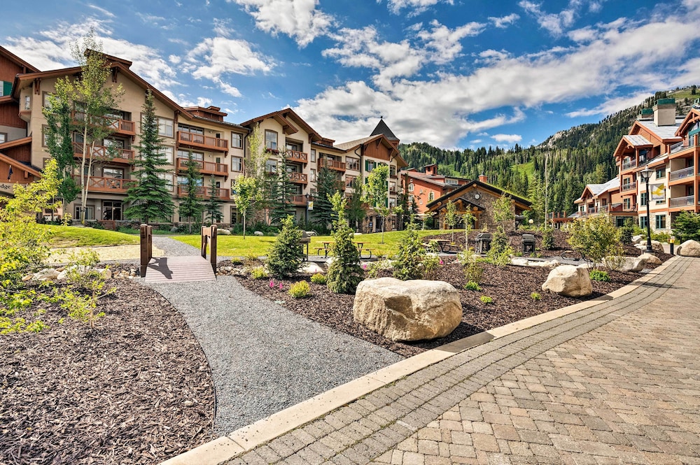 Ski-in/ski-out Solitude Condo w/ Rooftop Hot Tub!