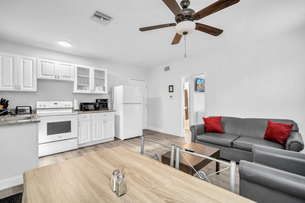Cozy Corner Beach Apartment view 5