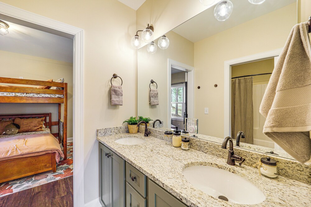 Gated Community w/ Perks: North Carolina Hideaway
