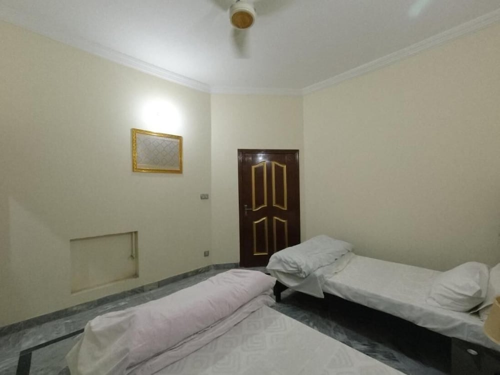 Room-room Cozy Guest Room in Rawalpindi
