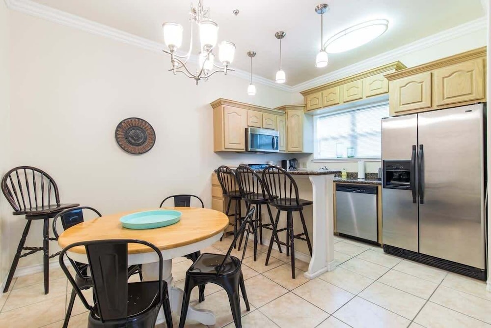 Open & Modern Pool #b Walk To Beach 2 Bedroom Condo