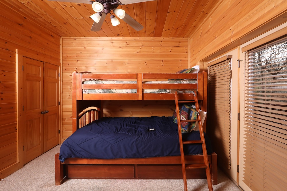 Mountain Sunrise - Five Bedroom Cabin view 3
