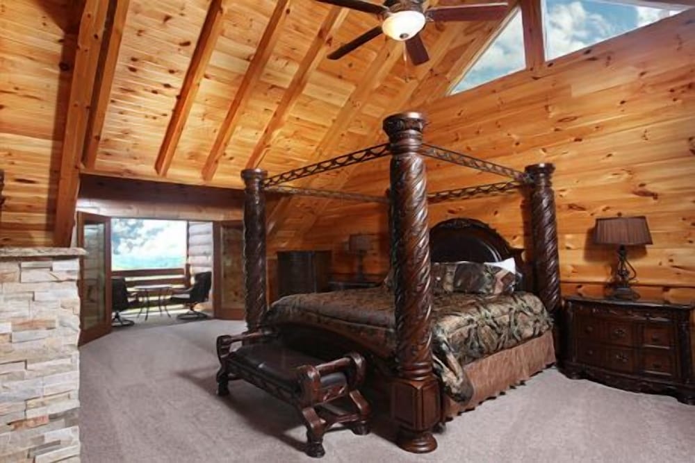 Serenity Mountain Pool 9 Br cabin by RedAwning