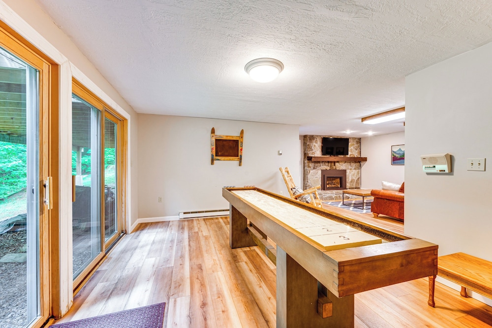 Condo w/ Deck & Grill < 5 Miles to Loon Mountain!