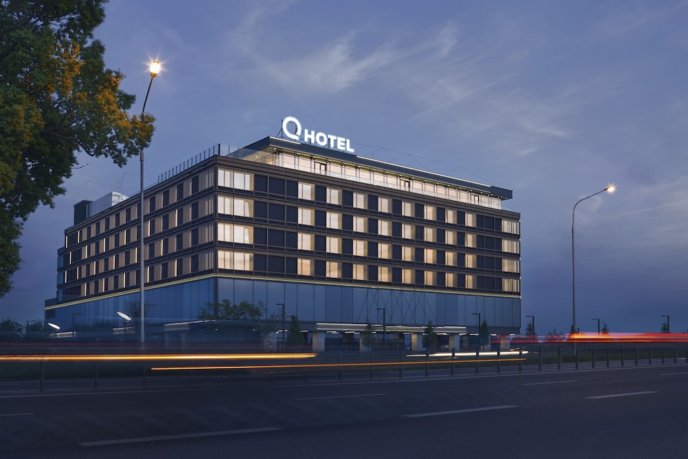 Hotel Q Hotel Plus Wrocław Bielany - Image 1